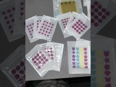 Voir les patchs hydrocolloïdes pour ampoules, les patchs pour ulcères, les pansements hydrocolloïdes pour ampoules de pied, démonstration de soins des plaies